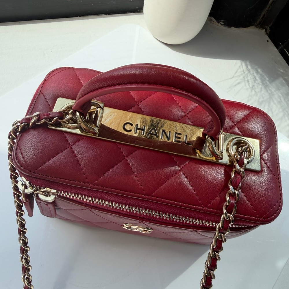 CHANEL Quilted Red Vanity Crossbody with Gold Hardware - Picture 5 of 9